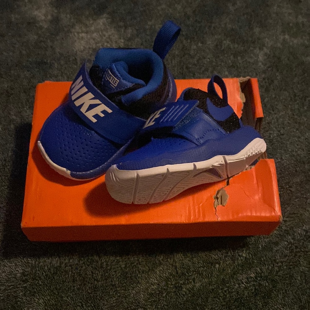 Nike Team Hustle 2c